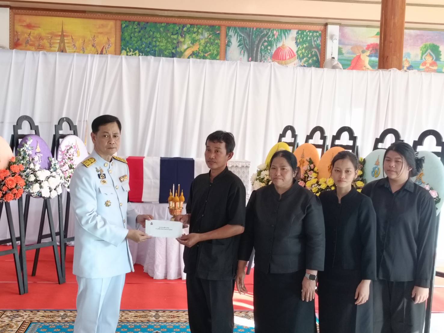 title - พระบาทสมเด็จพระเจ้าอยู่หัว พระราชทานน้ำหลวงอาบศพ และพวงมาลาพระราชทาน ไปวางที่หน้าหีบศพ พลทหารทิวตะวัน พลเยี่ยม วีรบุรุษผู้ปกป้องอธิปไตยชาติ